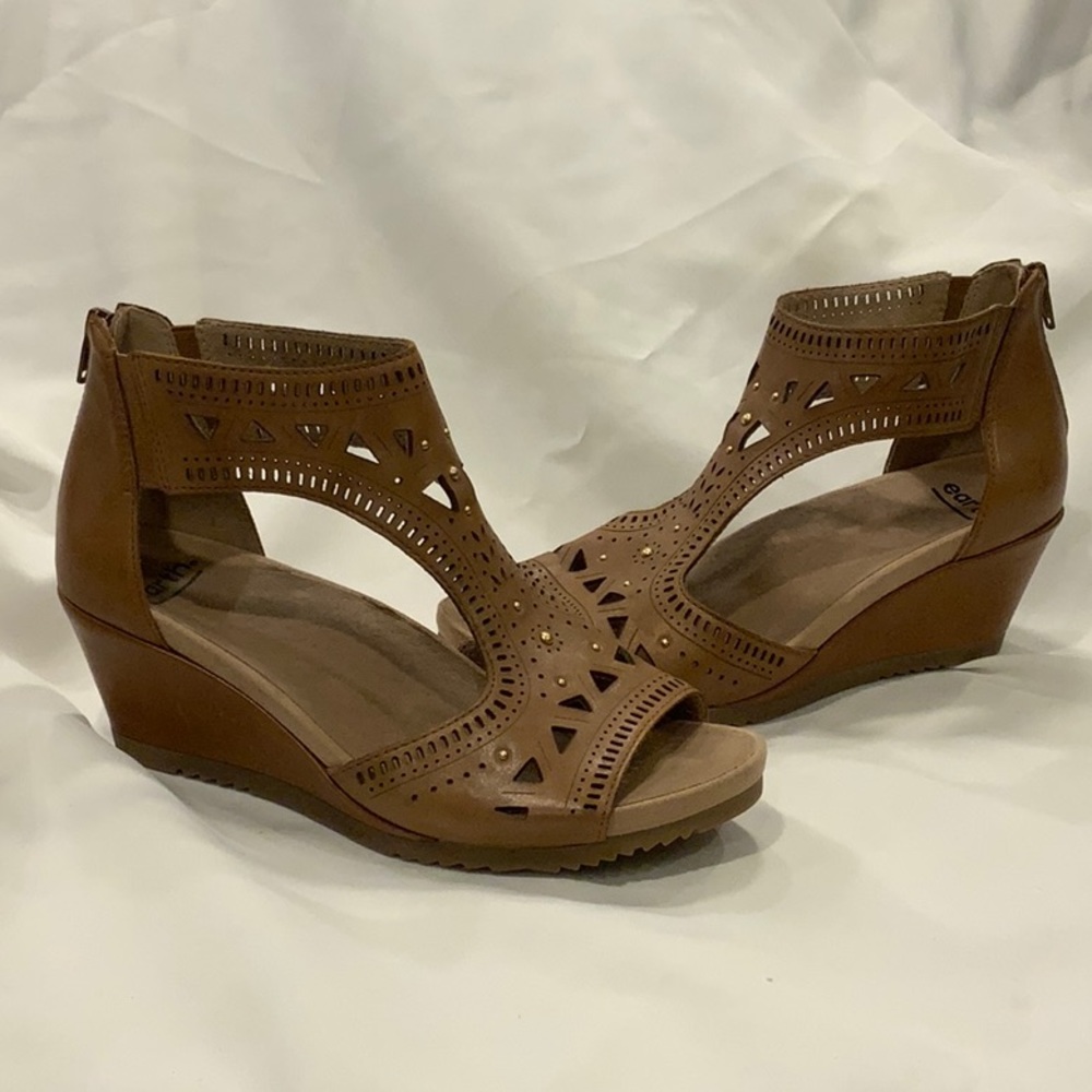 Brown Earth Brand Sandals. BRAND NEW Size 9M.